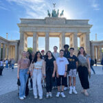 Gruppenbild vor dem Brandenburger Tor der 9. Klässler