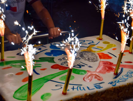 Logo Einweihung - Torte mit Logo und Wunderkerzen