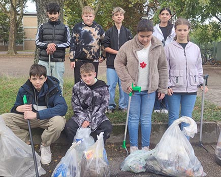 Schüler sammeln Müll