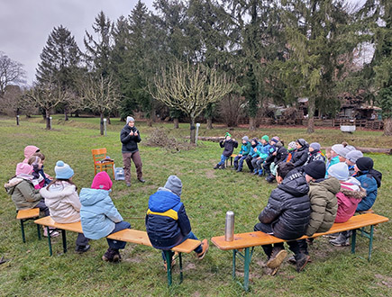 Frau Dickgießer-Weiß zeigt Schüler die Hauer eines Wildschweins